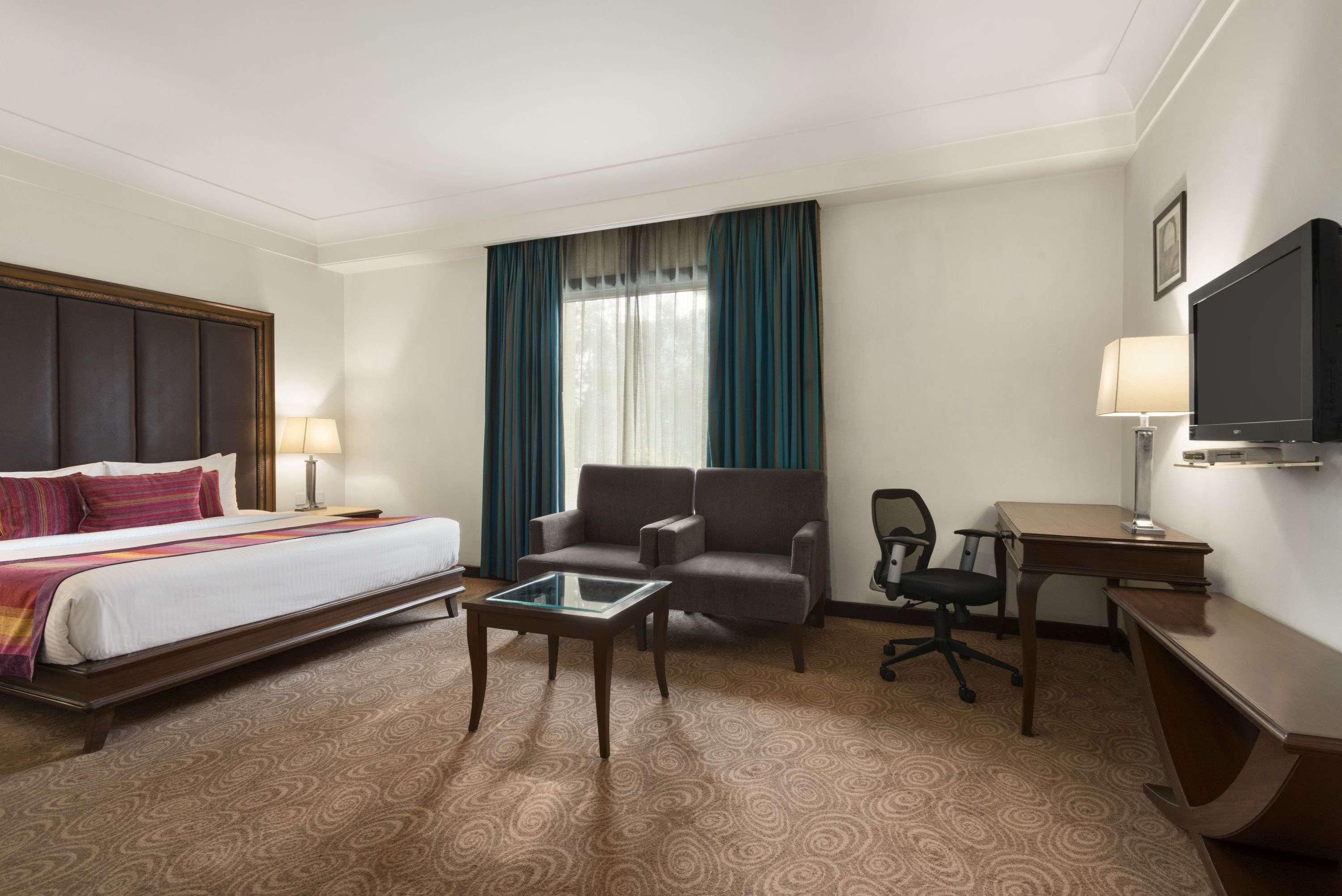 Ramada By Wyndham Jalandhar City Center Exteriér fotografie