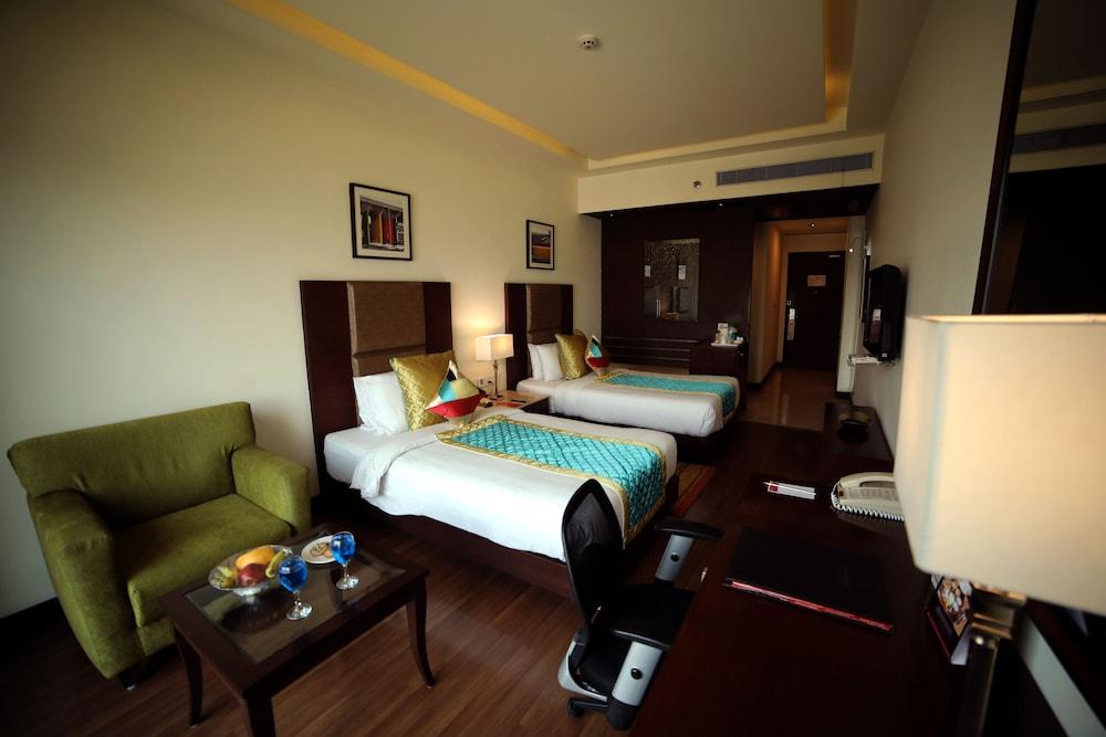 Ramada By Wyndham Jalandhar City Center Exteriér fotografie