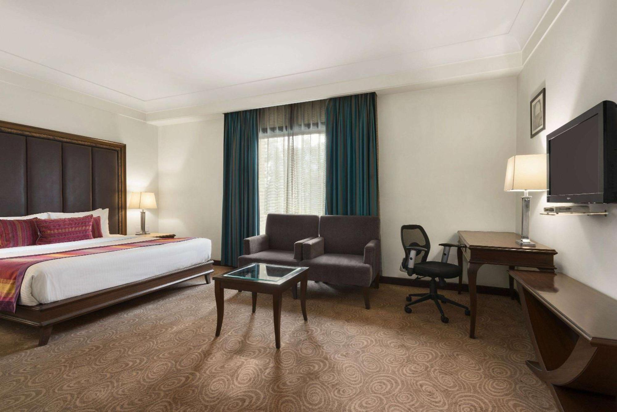 Ramada By Wyndham Jalandhar City Center Exteriér fotografie